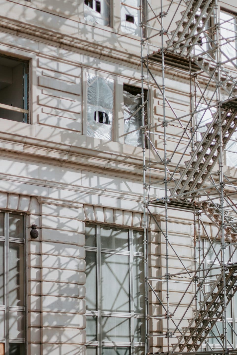 Gerüst um ein im Bau befindliches Steingebäude.